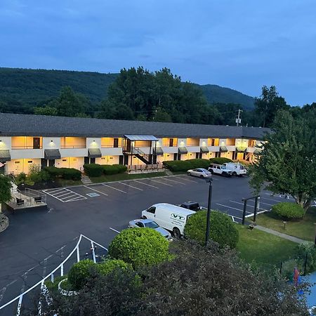 The Black Mountain Inn Братлборо Экстерьер фото