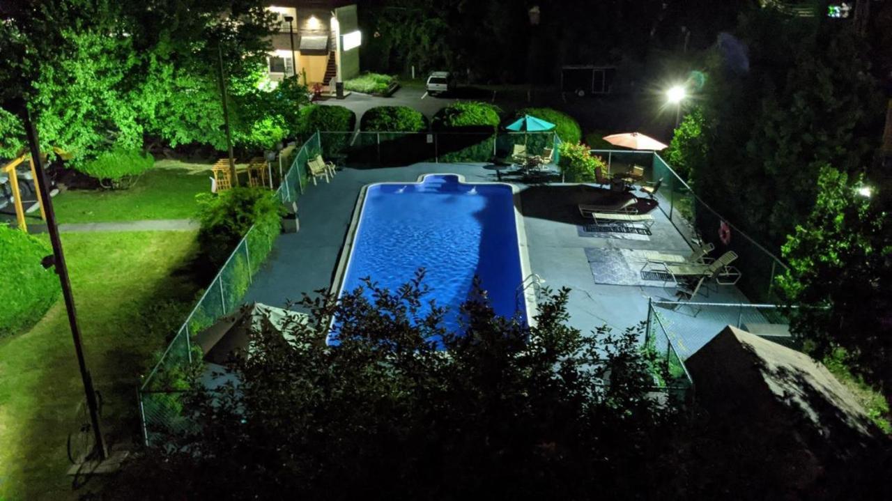 The Black Mountain Inn Братлборо Экстерьер фото