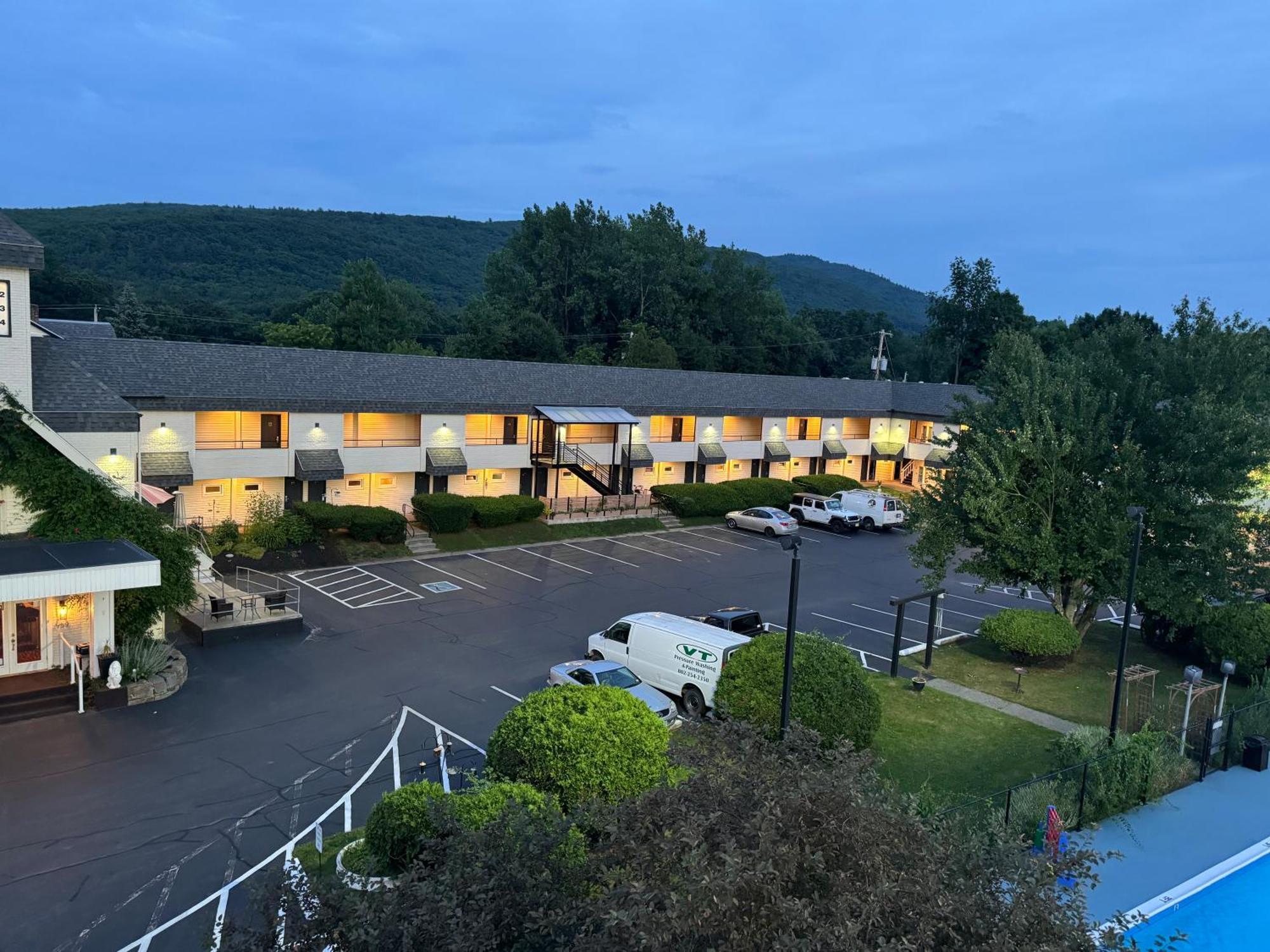 The Black Mountain Inn Братлборо Экстерьер фото