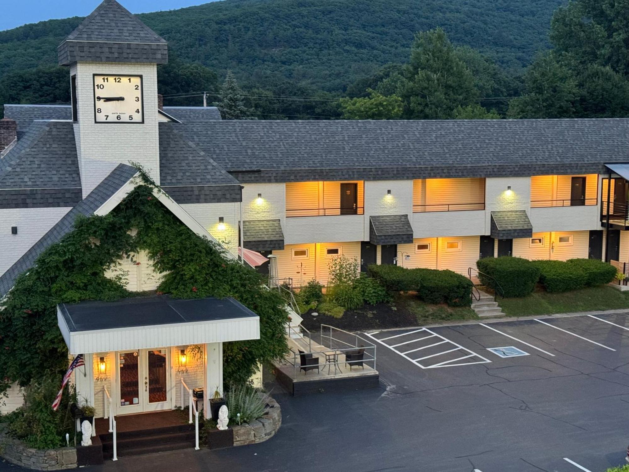 The Black Mountain Inn Братлборо Экстерьер фото