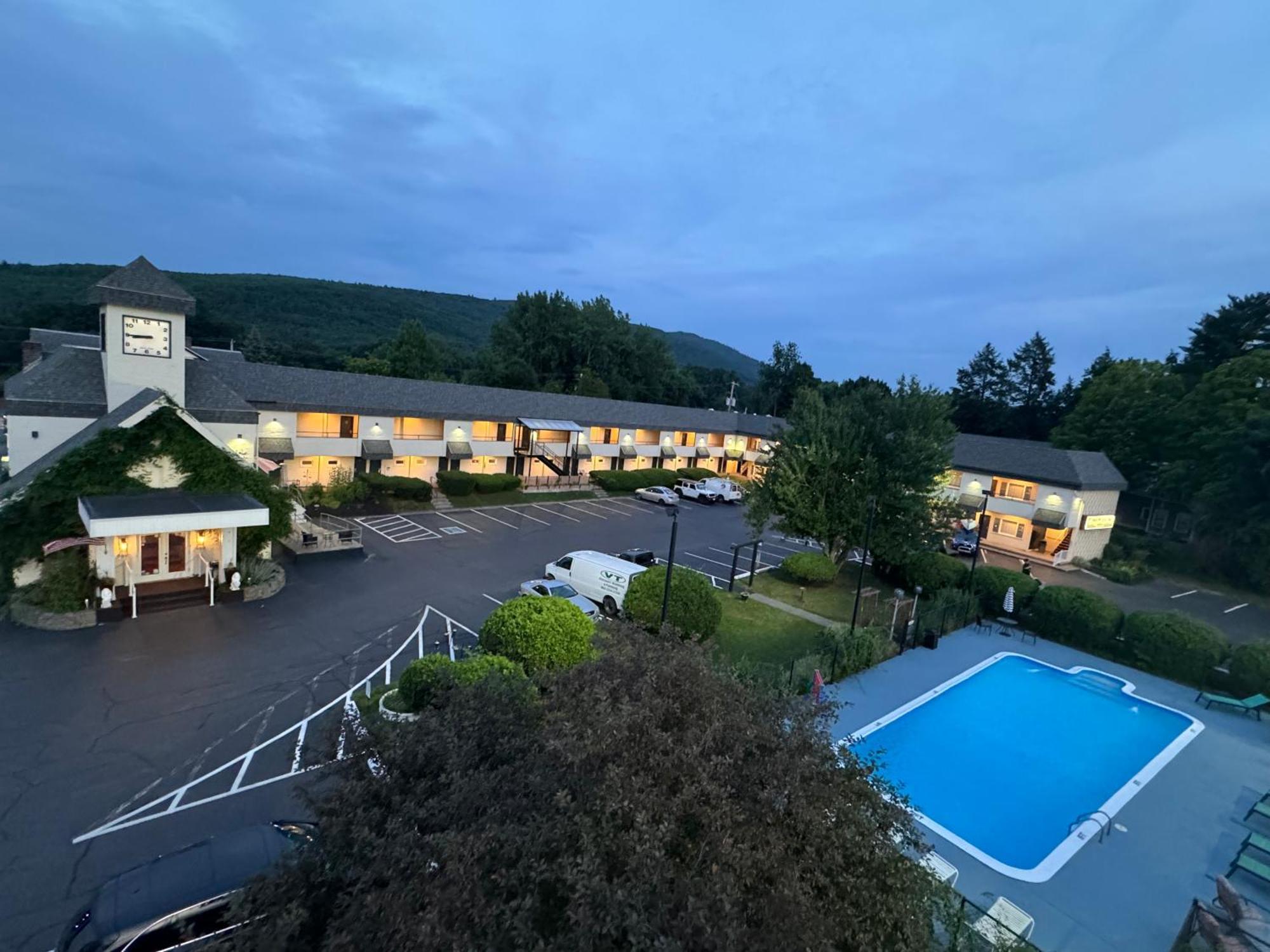 The Black Mountain Inn Братлборо Экстерьер фото